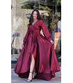 Довга максі-атласна сукня бордового кольору з V-подібним вирізом